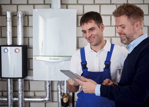 Beratungsgespräch vor einer Vaillant Wärmepumpe